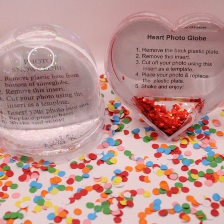 Bestel nu deze leuke schudbol, in bol vorm of hart vorm, met glitters en hartjes, in de schudbol kun je 2 foto's plaatsen