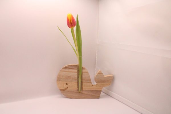 Houten walvis met vaasje