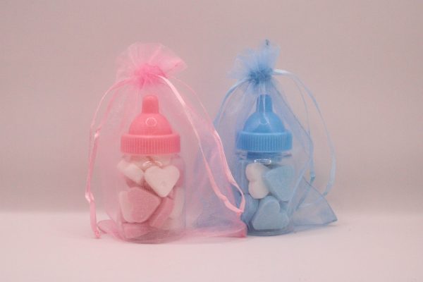 Bedankje-babyflesje met hartjes snoep (roze of blauw )