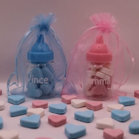 Bestel nu deze schattige babyflesjes in het roze en blauw gevuld met hartjes snoepjes in roze/wit en blauw/wit, de flesjes zitten verpakt in een roze of blauw canvas zakje, ook kun je een naam op de flesjes laten zetten