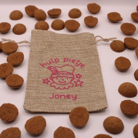 Bestel nu dit leuke canvas zakje met de tekst hulp pietje en een naam van het kind en een afbeelding van een pietje in het roze, tekst en kleur naar wens aan te passen