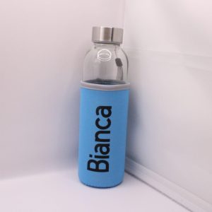 Gepersonaliseerde glazen fles met beschermhoes-duurzaam en uniek