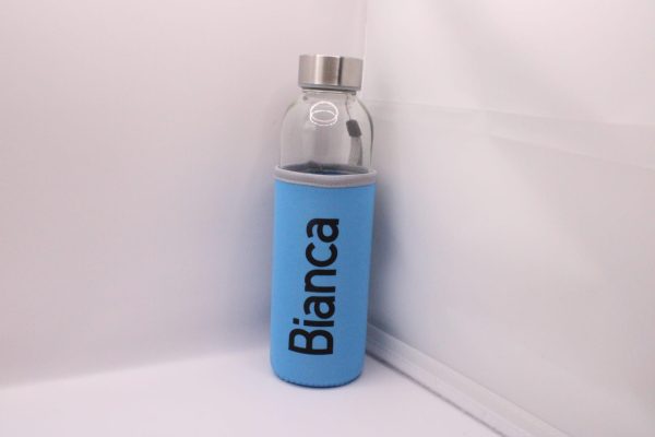 Gepersonaliseerde glazen fles met beschermhoes-duurzaam en uniek