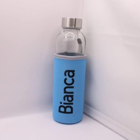 Bestel nu deze glazen drinkfles met blauwe beschermhoes die je kunt personaliseren met een naam, verkrijgbaar in meerdere kleuren