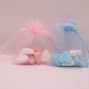 Bedankje hartjes snoepjes in roze of blauw organza zakje met roze/wit of blauw/wit hartjes snoep