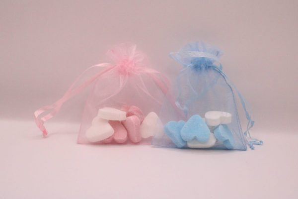 Bedankje hartjes snoepjes in roze of blauw organza zakje met roze/wit of blauw/wit hartjes snoep