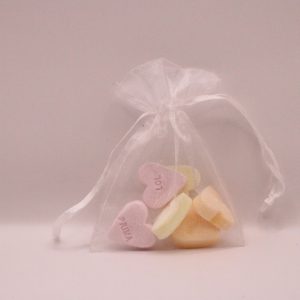 Bedankje-hartjes snoepjes in wit organza zakje 7,5 x 9 cm-stijlvol en kant en klaar
