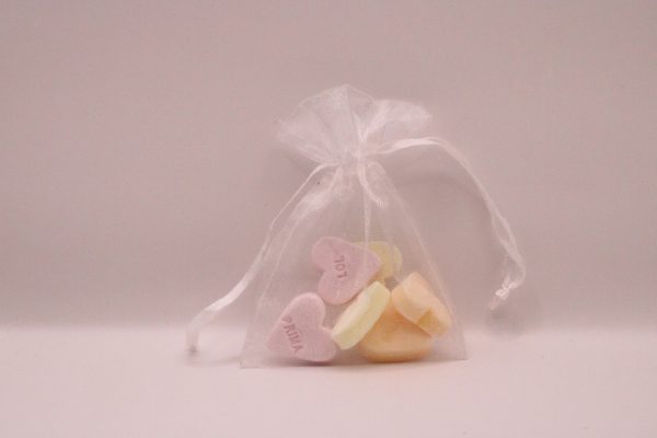 Bedankje-hartjes snoepjes in wit organza zakje 7,5 x 9 cm-stijlvol en kant en klaar